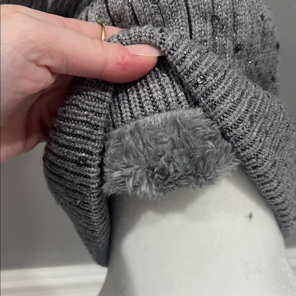 224. Gray Pom-Pom Knit Beanie - Picture 4 of 5